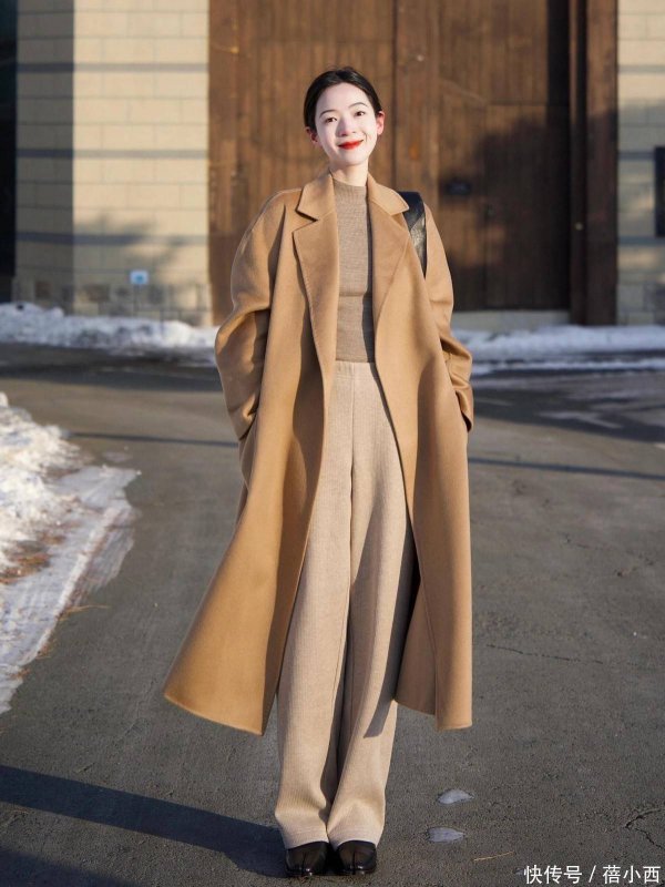今冬最流行的“勤俭大衣”穿搭想路，精采御寒两不误！太好意思了！